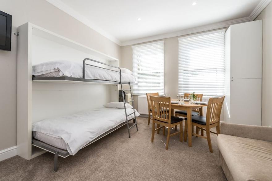 Chic Flat-Sleeps Up To 6 !-12 Minutes(tube)to Oxford Street.,parking On Street