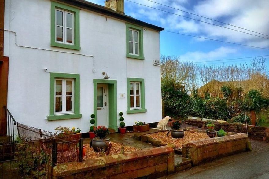 Romantic, quirky Cumbrian cottage, large gardens & parking
