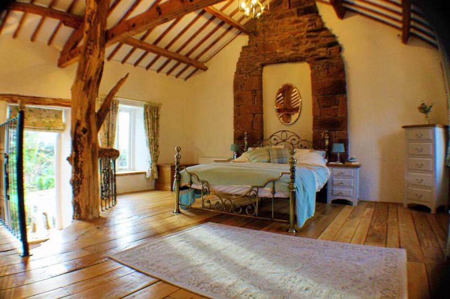 Romantic, quirky Cumbrian cottage, large gardens & parking