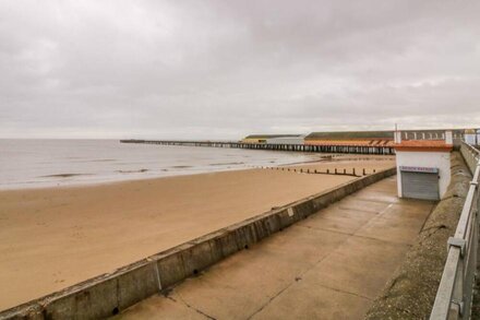 38 THE PARADE, country holiday cottage in Walton-On-The-Naze