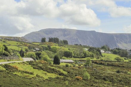 Y GARREG FAWR, pet friendly, character holiday cottage in Caernarfon