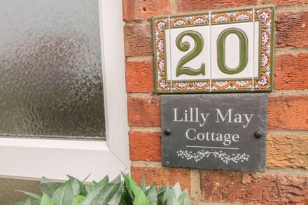 LILLY MAY COTTAGE, pet friendly, with a garden in Flamborough