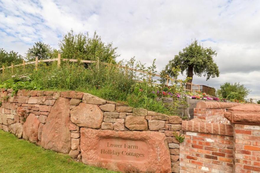 THE SHIPPON, family friendly, character holiday cottage in Chester