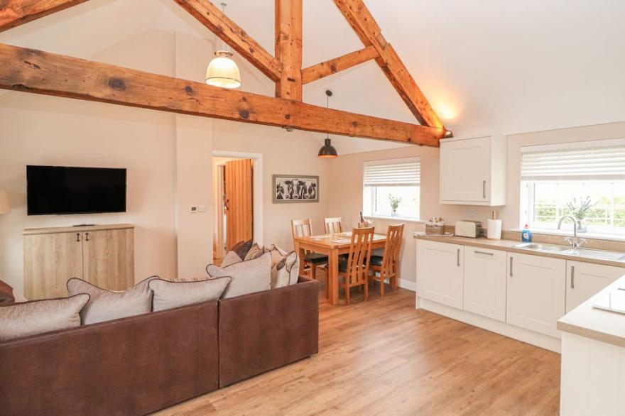 THE SHIPPON, family friendly, character holiday cottage in Chester
