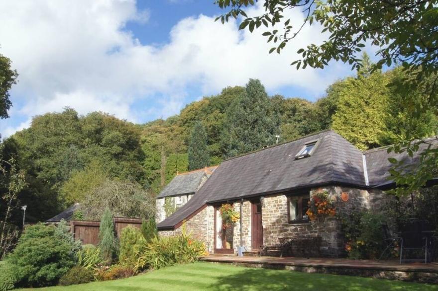 HONEY HOUSE, family friendly, with a garden in Bridestowe