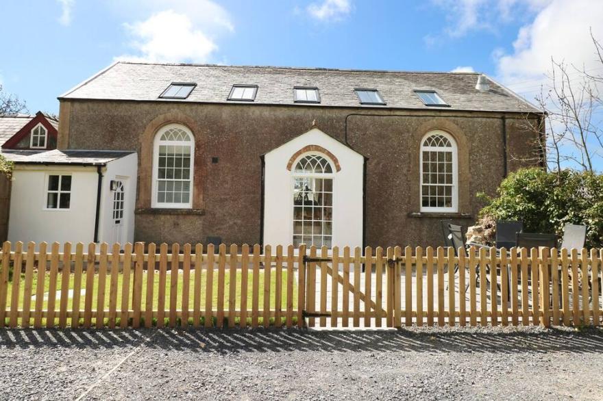 THORNE CHAPEL, pet friendly, with a garden in Pembroke