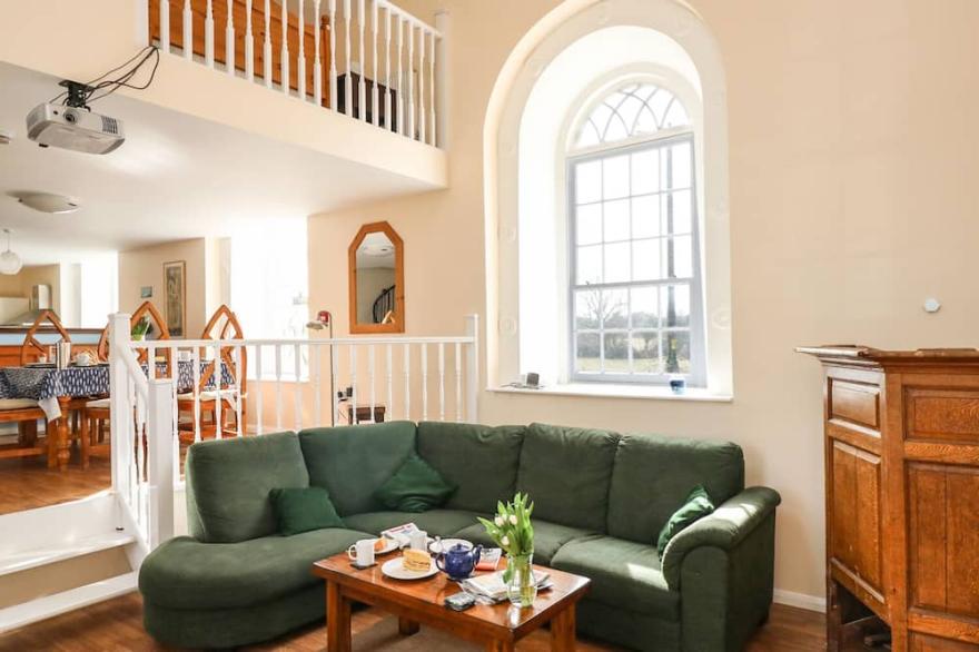 THORNE CHAPEL, pet friendly, with a garden in Pembroke