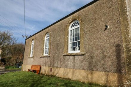 THORNE CHAPEL, pet friendly, with a garden in Pembroke