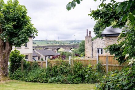 MISCHA COTTAGE, pet friendly in Thornton, West Yorkshire