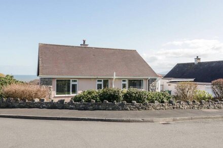 TANGLEWINDS, pet friendly, country holiday cottage in Benllech