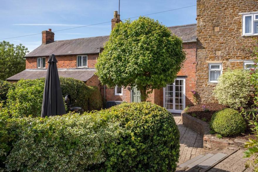 ORCHARD COTTAGE, pet friendly, with a garden in Hook Norton