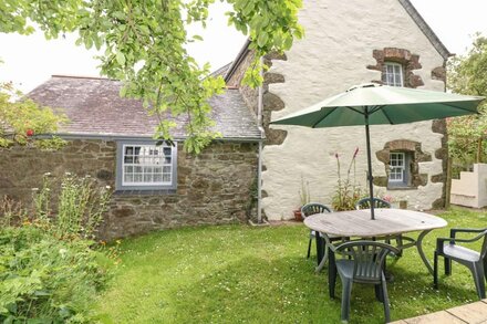 BADGER COTTAGE, family friendly, with open fire in Mawgan-In-Meneage