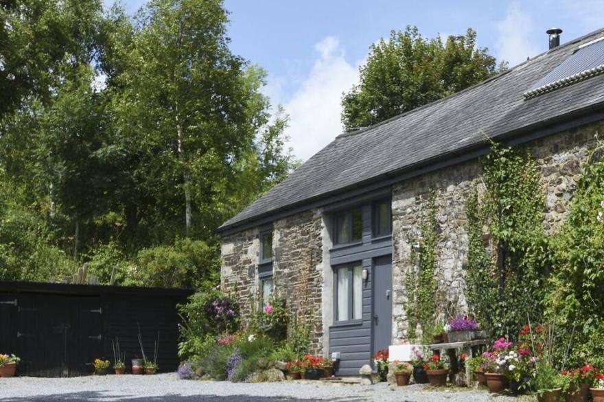 THE STONE BARN COTTAGE, pet friendly, with open fire in Holne