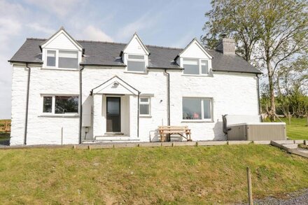 BRYNDAN, pet friendly, with hot tub in Machynlleth