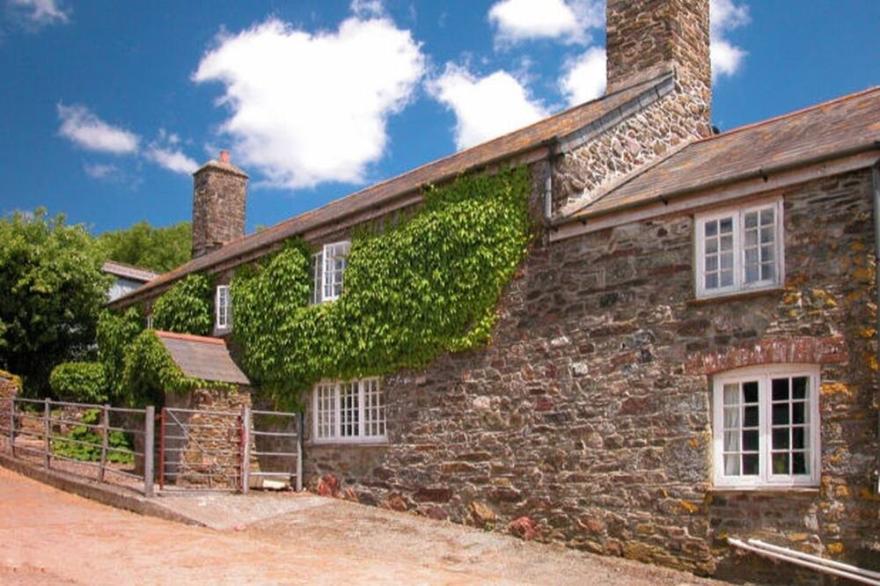 THE FARMHOUSE, Pet Friendly, Country Holiday Cottage In Lydford