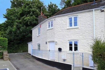 JUNKET COTTAGE, pet friendly, luxury holiday cottage in Noss Mayo