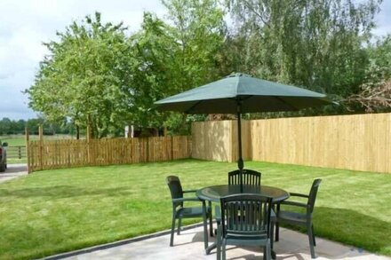 SUMMER FARM COTTAGE, with a garden in Crakehall