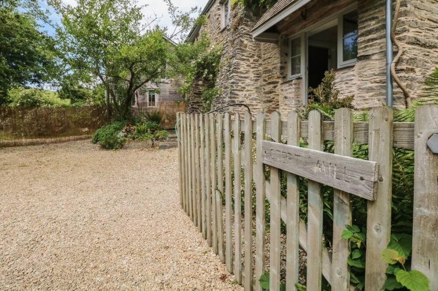 STERT MILL, pet friendly, character holiday cottage in Diptford