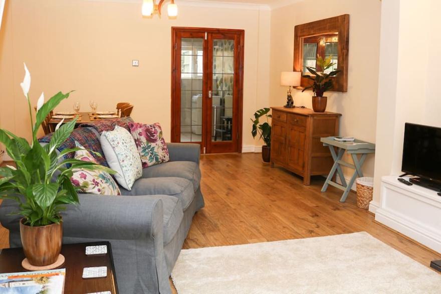 17 RIVERSIDE, pet friendly, with open fire in Oakamoor