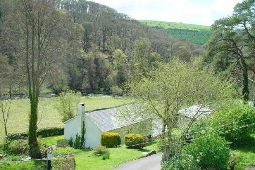 BARN COTTAGE, pet friendly, character holiday cottage in Hawkridge