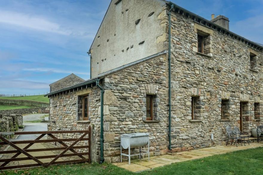 GRAYRIGG FOOT STABLE, family friendly, with open fire in Kendal