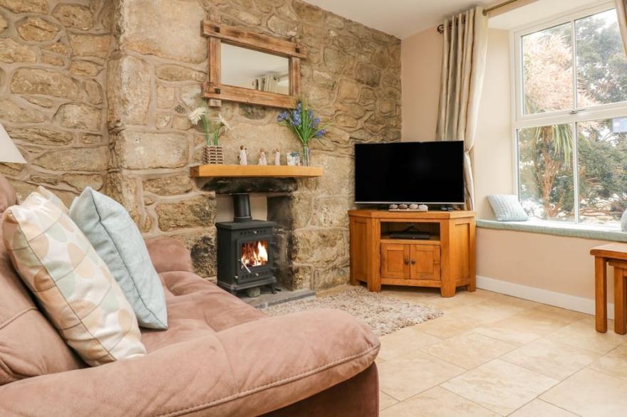 3 TRUNGLE COTTAGES, pet friendly, with open fire in Mousehole