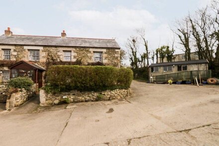 SWIFT COTTAGE, family friendly, with open fire in Mawgan-In-Meneage