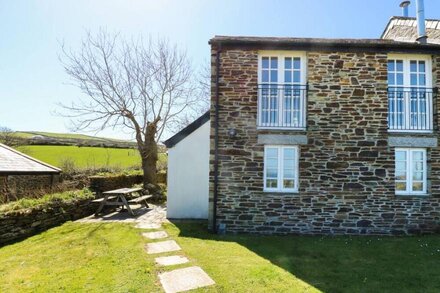 ATLANTIC VIEW, family friendly, character holiday cottage in Tintagel