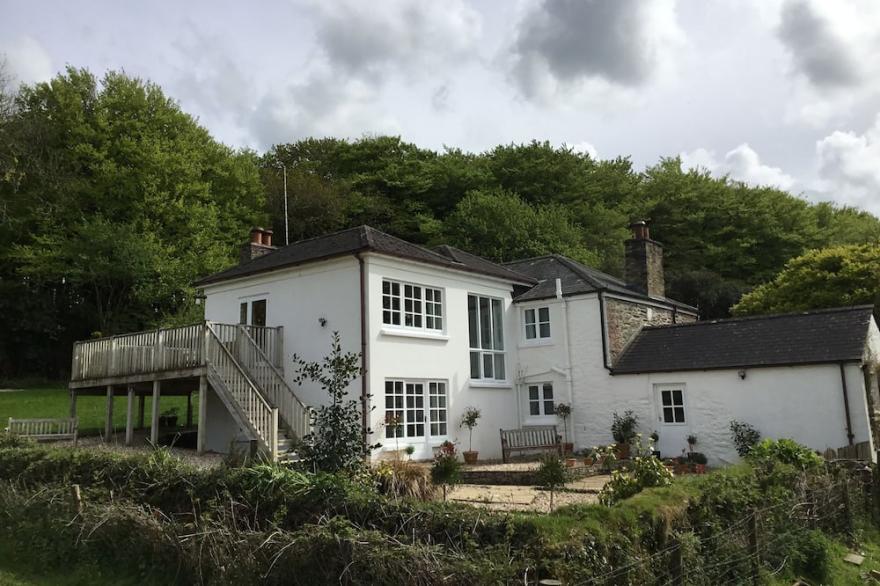 RIBBY FARMHOUSE, Family Friendly, Character Holiday Cottage In Lerryn