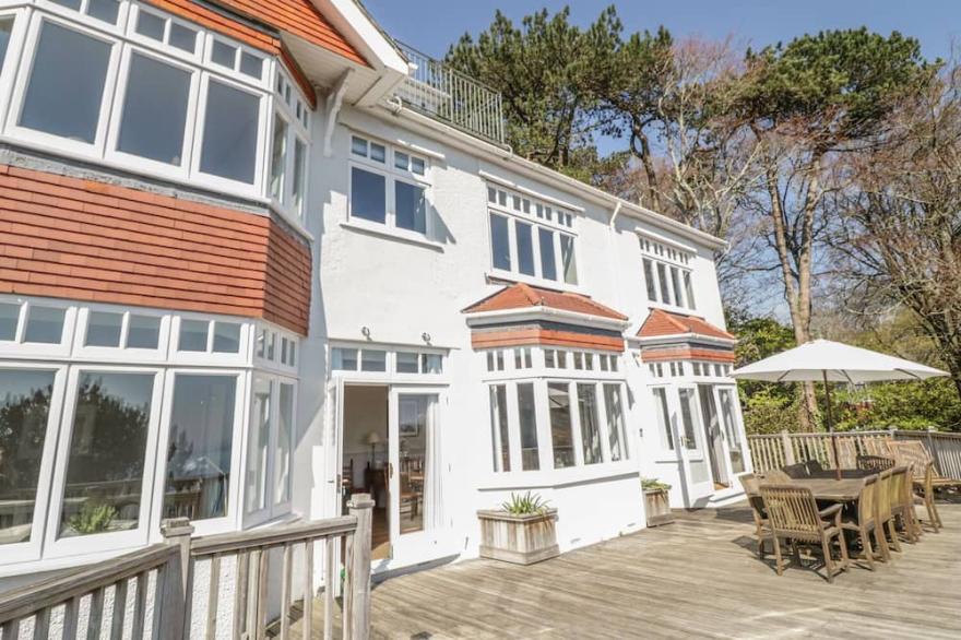 THE WOOD, pet friendly, luxury holiday cottage in Salcombe