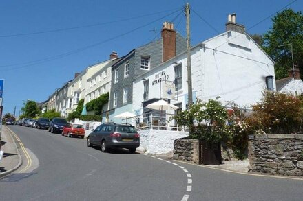 QUARRY COTTAGE, pet friendly, character holiday cottage in Flushing