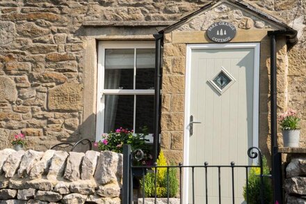 PARK GRANGE COTTAGE, with open fire in Threshfield