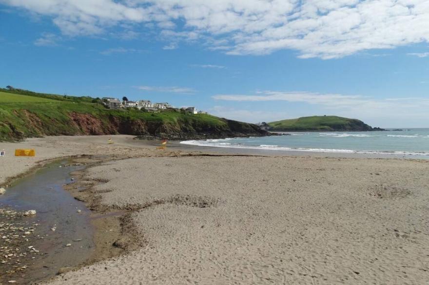 5 BEACHDOWN, pet friendly, luxury holiday cottage in Challaborough