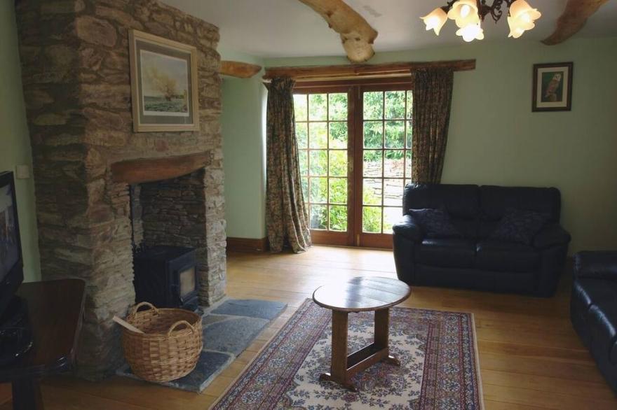 OAK TREE, pet friendly, character holiday cottage in Halwell