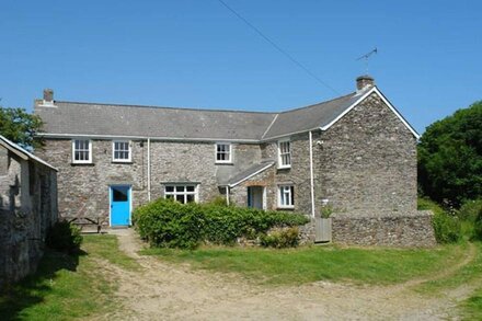 POLCREEK FARMHOUSE, pet friendly, with open fire in Veryan