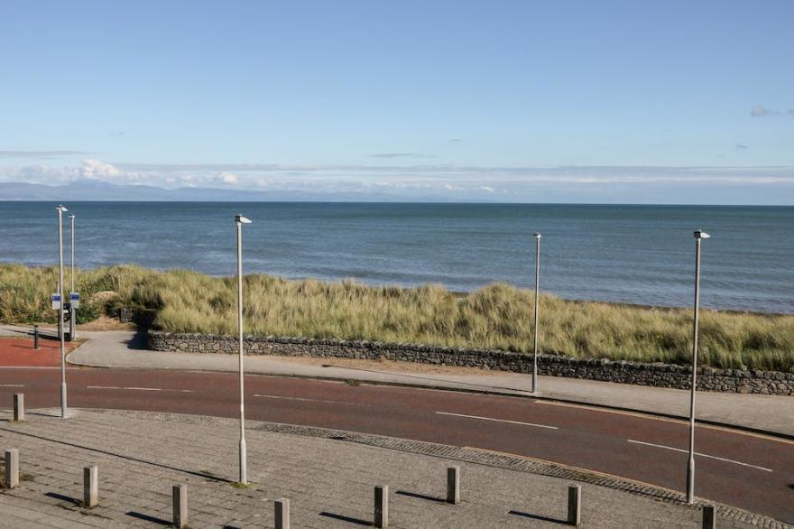 SEA VIEW APARTMENT, Pet Friendly, Country Holiday Cottage In Pwllheli