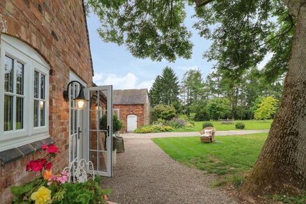 BARN OWL, romantic, with a garden in Brailsford