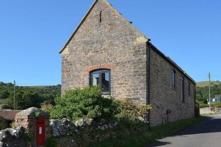 THE BARN, pet friendly, country holiday cottage in Compton Bishop