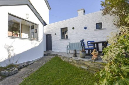 HEATHERDALE, pet friendly, country holiday cottage in Treknow