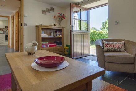 ORCHARD BARN, pet friendly, with a garden in St Giles On The Heath