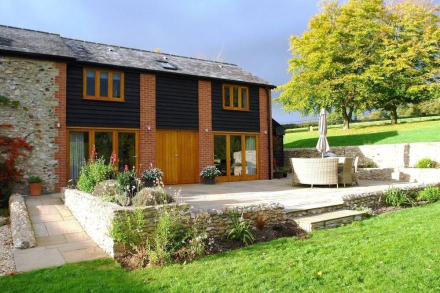 THE OLD LOG SHED, family friendly, luxury holiday cottage in Honiton