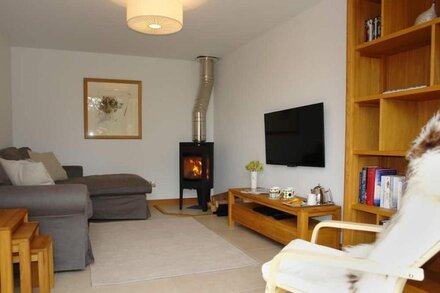 THE OLD LOG SHED, family friendly, luxury holiday cottage in Honiton