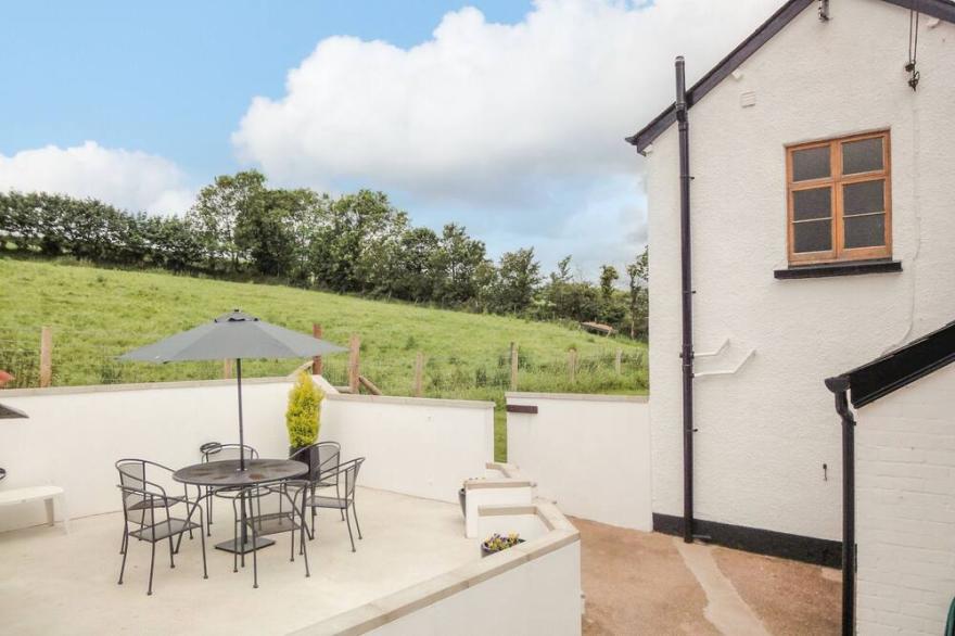 WEST HENSTILL HOUSE, pet friendly, with open fire in Sandford, Devon