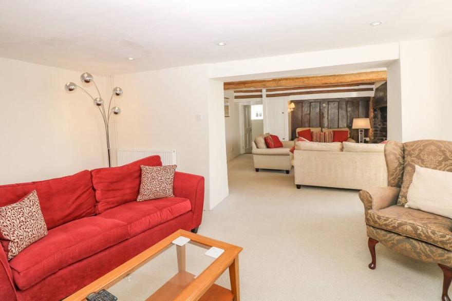 WEST HENSTILL HOUSE, pet friendly, with open fire in Sandford, Devon