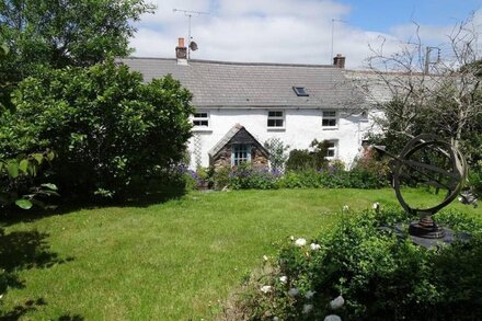 MAYS COTTAGE, pet friendly, luxury holiday cottage in St Issey