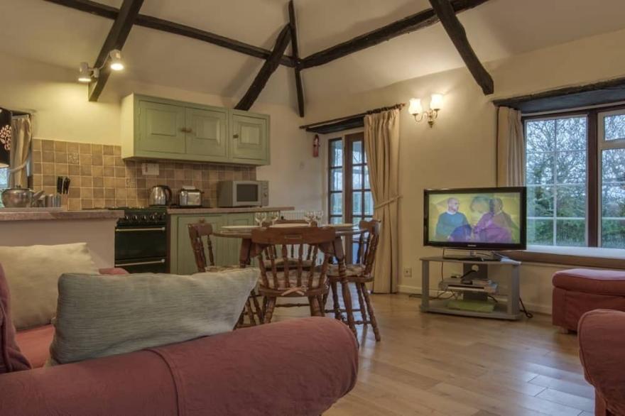 TUMROSE COTTAGE, pet friendly, country holiday cottage in Blisland