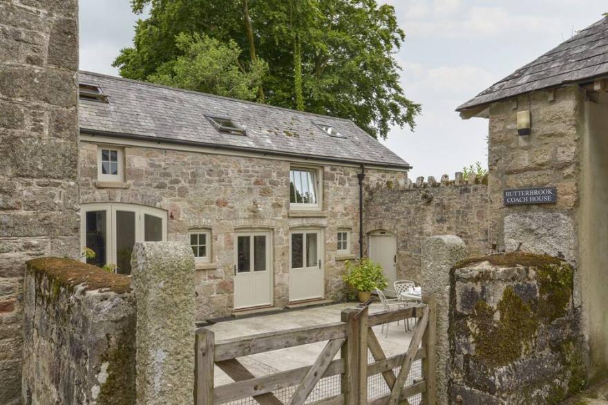 BUTTERBROOK COACH HOUSE, pet friendly, with open fire in Ivybridge