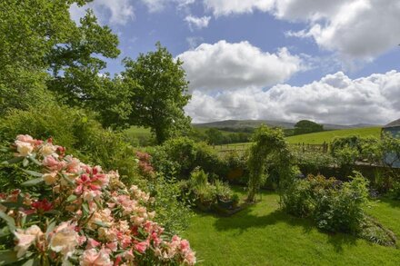 LITTLE WEEK COTTAGE, pet friendly in Bridestowe, Nr Lydford