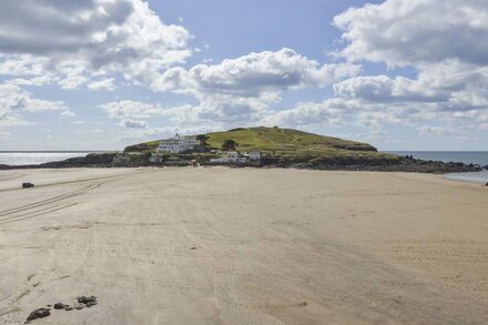 24 BURGH ISLAND CAUSEWAY, pet friendly, with pool in Bigbury-On-Sea