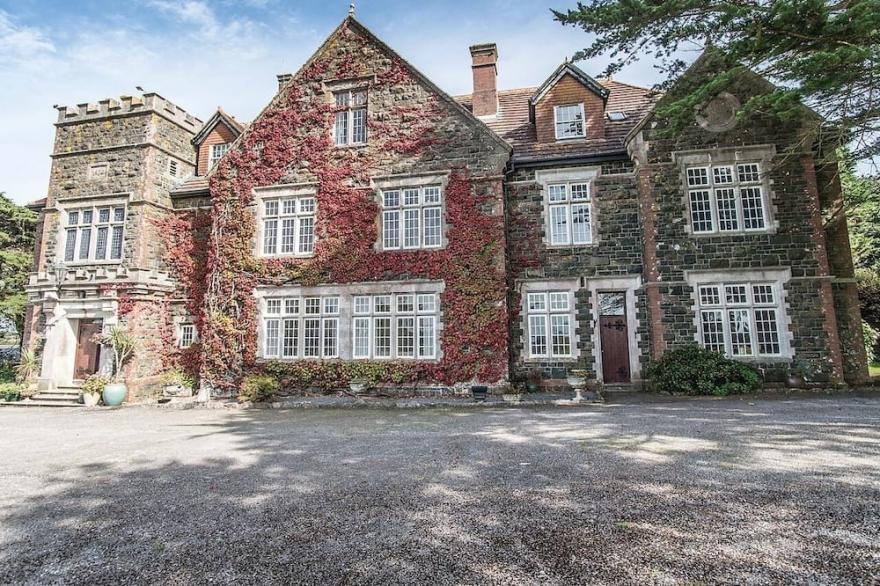 ALSTON HALL, pet friendly, with pool in Battisborough Cross